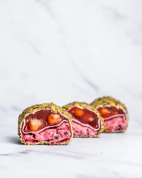 Çikolata kaplı ahududu keki beyaz tabakta