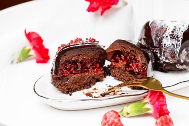 Kırmızı kadife ve ahududu soslu çikolatalı brownie.