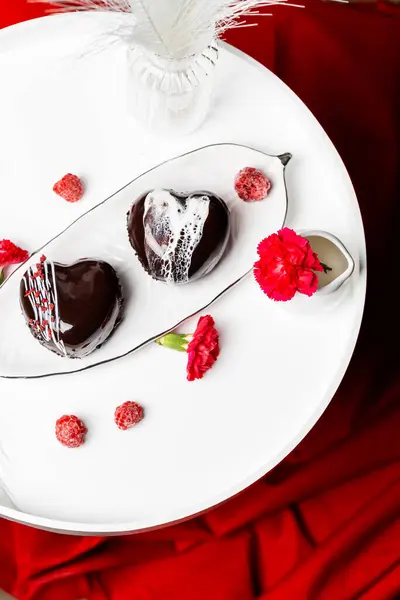 Çilekli çikolatalı kek. Sevgililer Günü.