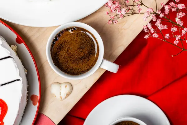 Kek ve çiçekli kırmızı kahve.