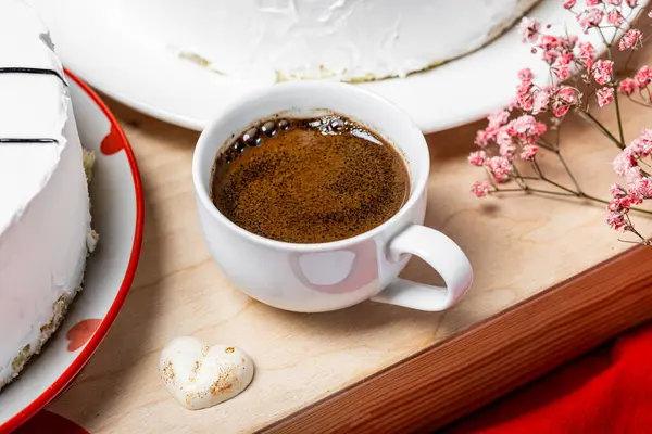 Masada kahve ve kek var.