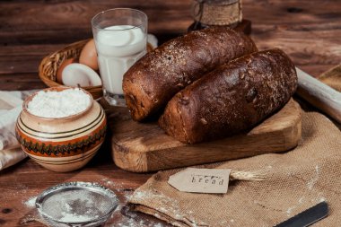 Tahta bir masada ekmek.