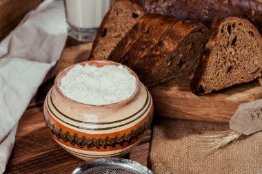 Kırsal bir masada taze pişmiş ekmek.