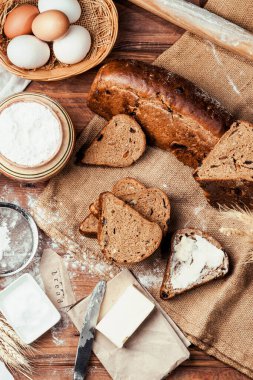 unlu ekmek, yumurta ve süt ahşap zemin üzerinde fotokopi alanı ile.