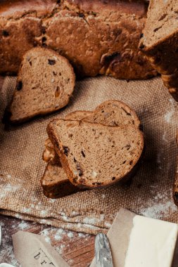 Kırsal masada dilimlenmiş çavdar ekmeği dilimleri