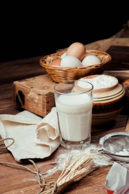 ahşap bir masaya pişirme için malzemeler.