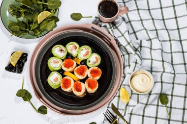 Yeşil krep, Philadelphia peyniri, kırmızı balık, kırmızı havyar, limon, zeytin, havyarlı krep, ıspanak, flatlay, Maslenitsa, Japon dürümü, somonlu krem peynir, natürmort hayat.