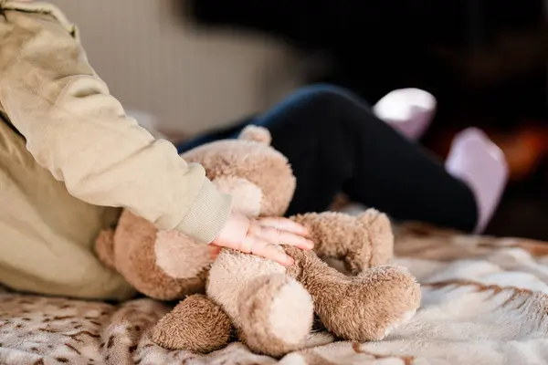 sevimli küçük çocuk oyuncak ayı ile