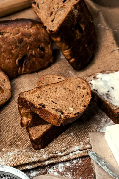 Ev yapımı ekmek kuru üzüm ile