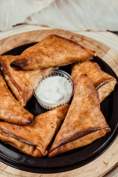 Et, peynir ve soğanlı ev yapımı kızarmış turtalar.