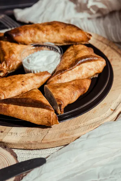 Kahvaltıda ev yapımı ay çöreği