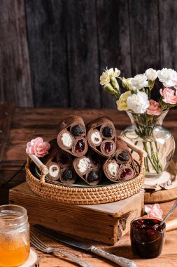 Çikolata ve kremalı geleneksel çörekler..