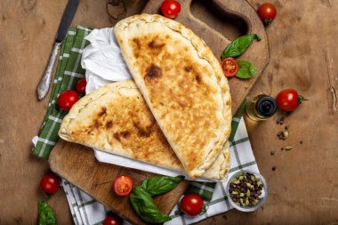 İtalyan ciabatta ekmeği ve mozarella peyniri. İtalyan geleneksel mutfağı.