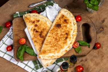 Peynirli ve domatesli ev yapımı ekmek..