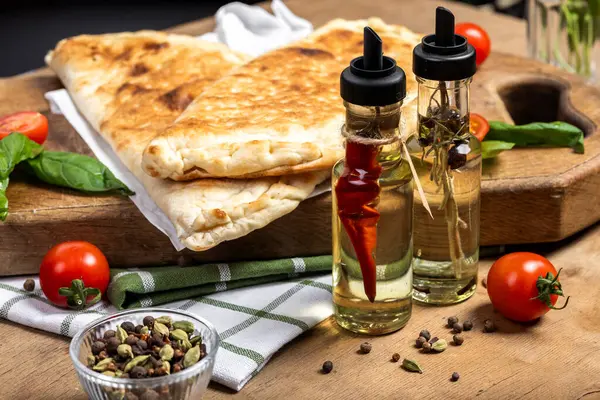 Ahşap zemin üzerinde geleneksel Türk kahvaltısı