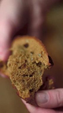 Fırının arka planında bir parça çikolata var.