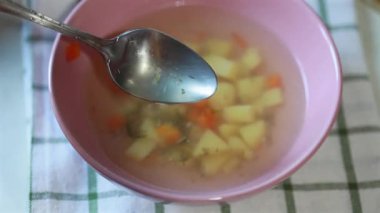 Umman soğuk algınlığı için tavuk suyuna, patates, soğan ve havuç suyuna, çorba ve grip için hardal çorbasına dökülüyor. Çorbada defne yaprağı.