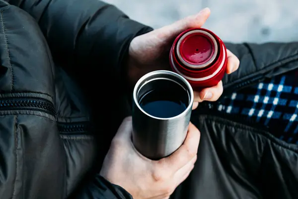 Bir adam termosu sıcak çay ya da kahveyle açarsa termosun üstünde buhar görünür. Dışarıda nasıl sıcak kalınır?.