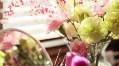 Güneş ışığıyla aydınlatılmış bardaktaki makyaj fırçası. Allık fırça, pudra. Makyöz hazır. Yakın plan..