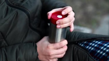 Bir adam termosu sıcak çay ya da kahveyle açarsa termosun üstünde buhar görünür. Dışarıda nasıl sıcak kalınır?.