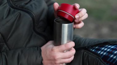 Bir adam termosu sıcak çay ya da kahveyle açarsa termosun üstünde buhar görünür. Dışarıda nasıl sıcak kalınır?.