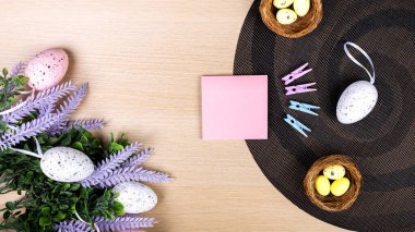 Ahşap arka planda paskalya yumurtaları, üst görünüm, düzlük, yuvada boyanmış bıldırcın yumurtaları, yazı için yer kağıt, fotokopi alanı, paskalya konsepti, biraz kırtasiye bezi. Eğitim konsepti.