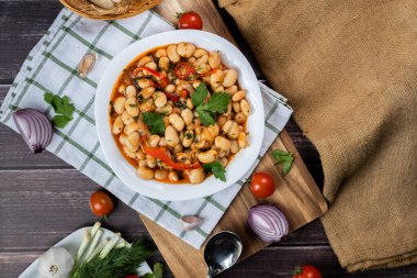 Lobio, Gürcistan, Azerbaycan ve Ermeni mutfağından oluşan yeşil fasulye kabuklarından yapılmış bir yemektir. Geleneksel Gürcü mutfağı lobisi. Lezzetli yemek. Biberli lobio, soğanlı. Üst Manzara. Düz Yatay