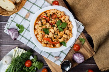 Lobio, Gürcistan, Azerbaycan ve Ermeni mutfağından oluşan yeşil fasulye kabuklarından yapılmış bir yemektir. Geleneksel Gürcü mutfağı lobisi. Lezzetli yemek. Biberli lobio, soğanlı. Üst Manzara. Düz Yatay