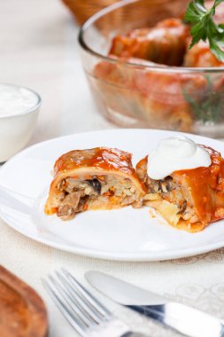 Mantarlı lahana dolması ve ekşi krema. Mantarlı lahana dolması. Geleneksel Ukrayna mutfağı.