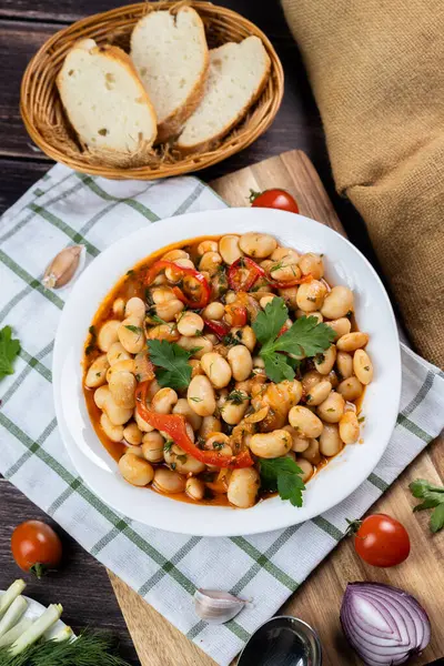 Lobio, Gürcistan, Azerbaycan ve Ermeni mutfağından oluşan yeşil fasulye kabuklarından yapılmış bir yemektir. Geleneksel Gürcü mutfağı lobisi. Lezzetli yemek. Biberli lobio, soğanlı. Üst Manzara. Düz Yatay