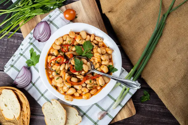 Lobio, Gürcistan, Azerbaycan ve Ermeni mutfağından oluşan yeşil fasulye kabuklarından yapılmış bir yemektir. Geleneksel Gürcü mutfağı lobisi. Lezzetli yemek. Biberli lobio, soğanlı. Üst Manzara. Düz Yatay