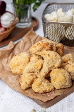 Karnabahar kızartması bir çatalla dilimlenmiş, yağsız bir tabak, hamurda karnabahar. Sağlıklı fast food. Düşük kalorili yemek kızartması. Lahana, domates. Kızartma makinesi. Yüksek kalite fotoğraf.