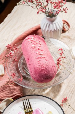 Kremalı pasta, pembe kadife ve cam kek tabağında süslü tatlı inciler. Düşük kalorili kremalı tatlı. Mangolu kek ve meyveli mus. Yan görüş. Flatlay. Yüksek kalite fotoğraf.