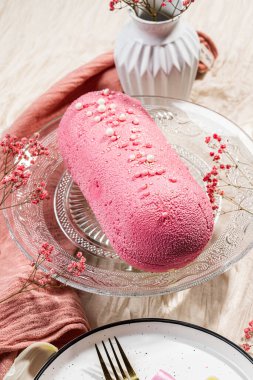 Kremalı pasta, pembe kadife ve cam kek tabağında süslü tatlı inciler. Düşük kalorili kremalı tatlı. Mangolu kek ve meyveli mus. Yan görüş. Flatlay. Yüksek kalite fotoğraf.
