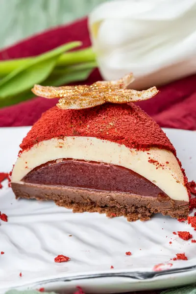 Kırmızı kadife kremalı pasta, çilekli krema ve çikolatalı pasta. Çikolatalı mus. Beyaz tabakta kırmızı kekler. Taze hamur işleri. Çikolatalı ve çilekli cheesecake..