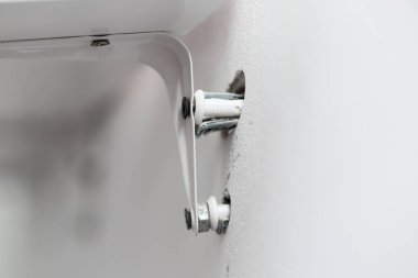 Duvar rafı için destek kolu koptu. Duvar rafı için bilezik. Mobilya döşemesi. Shelf duvarda durmuyor. Beyaz duvar, onarım.