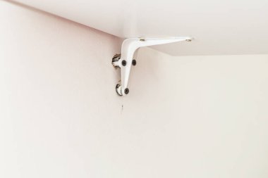 Duvar rafı için destek kolu koptu. Duvar rafı için bilezik. Mobilya döşemesi. Shelf duvarda durmuyor. Beyaz duvar, onarım.