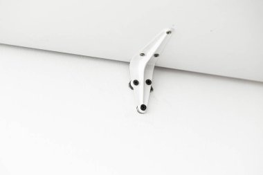 Duvar rafı için destek kolu koptu. Duvar rafı için bilezik. Mobilya döşemesi. Shelf duvarda durmuyor. Beyaz duvar, onarım.