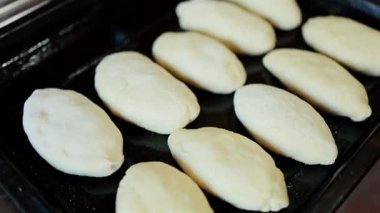 Pişirmeden önce fırında pişirilmiş çiğ turtalar. Et, kiraz ve elmalı ev yapımı turtalar..