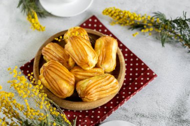 Kremalı Fransız ekini. Tahta tabakta kremalı profiterol. Eclairs çekici görüntüsü. Flatlay. Doğal ışıklandırma. Kremalı ev yapımı hamur işleri..