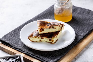 Beyaz tabaklı süzme peynir güveci. Süzme peynir ve kuru üzümlü ev yapımı güveç..