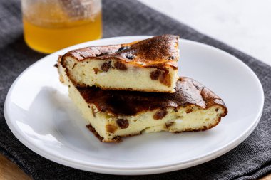 Beyaz tabaklı süzme peynir güveci. Süzme peynir ve kuru üzümlü ev yapımı güveç..