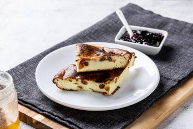 Beyaz tabaklı süzme peynir güveci. Süzme peynir ve kuru üzümlü ev yapımı güveç..