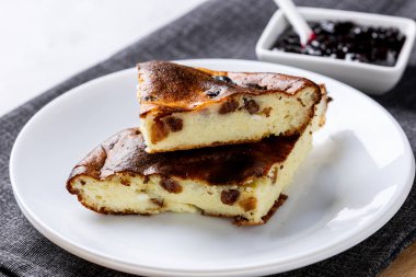 Beyaz tabaklı süzme peynir güveci. Süzme peynir ve kuru üzümlü ev yapımı güveç..