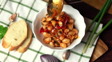 Lobio, Gürcistan, Azerbaycan ve Ermeni mutfağından oluşan yeşil fasulye kabuklarından yapılmış bir yemektir. Geleneksel Gürcü mutfağı lobisi. Lezzetli yemek. Biberli lobio, soğanlı..