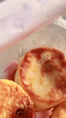 Beslenme çantasında cheesecake krepleri. Atıştırmalık temiz hava. Sağlıklı düşük kalorili yiyecekler. Güneşli bir günde abur cubur. süzme peynirli krep.