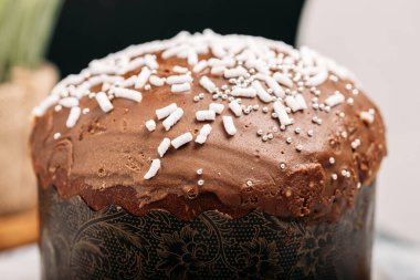 Paskalya pastası, arka planda çikolata jöleli Paskalya ekmeği, çiçekler, çikolata, çikolata damlaları. Paskalya konsepti