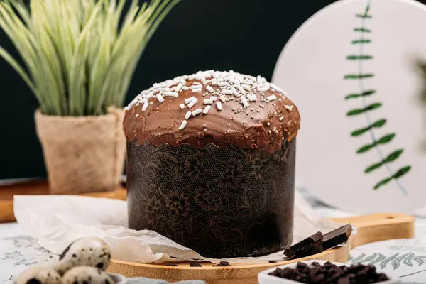 Paskalya pastası, arka planda çikolata jöleli Paskalya ekmeği, çiçekler, çikolata, çikolata damlaları. Paskalya konsepti