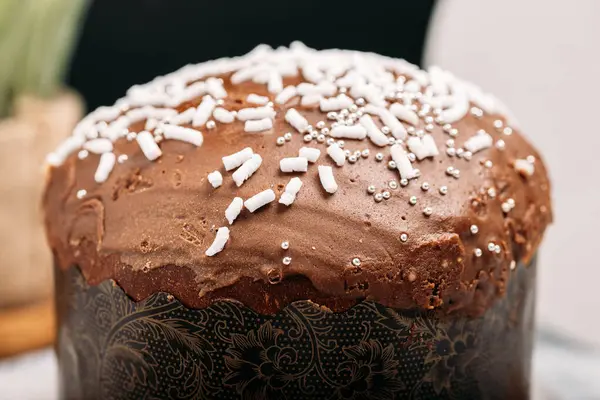 Paskalya pastası, arka planda çikolata jöleli Paskalya ekmeği, çiçekler, çikolata, çikolata damlaları. Paskalya konsepti