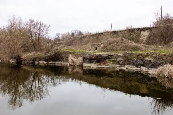 Labradoritin çıkarıldığı bir taş ocağı. Gabbro ailesinden volkanik bir taş. Nadir görülen bir yanardöner özelliği var. İç gökkuşağı parıltısı. Labradorit, büyük mavi bir taşın üzerinde..